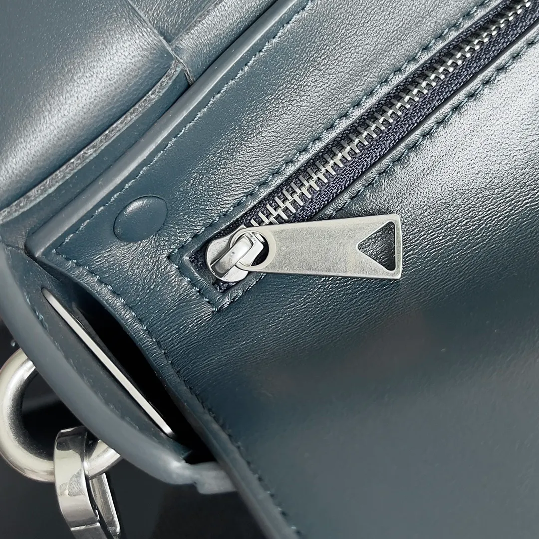 Batch 2120 bv two-in-one cassette bag has a more casual and casual cool. The leather is stiff and has a slight leather luster. Different colors are available. 🙈 The crossbody bag that handsome guys love to carry when going out is super handsome. It is fashionable and fashionable~ The capacity is very sufficient for daily commuting. The small bag can hold headphones. One bag is multi-purpose! ! Style number: 741777 Size: 26*16*6.5cm